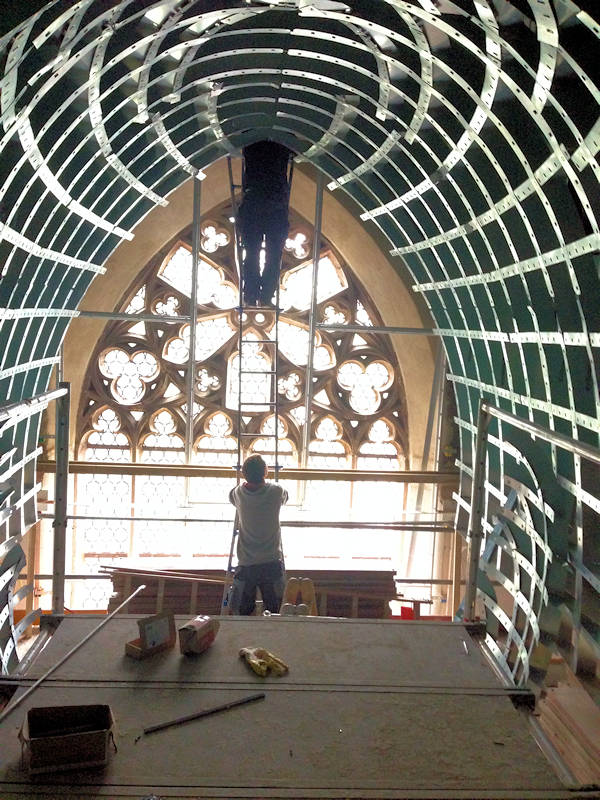 Unterkonstruktion der abgehängten Decke im Gemeindesaal